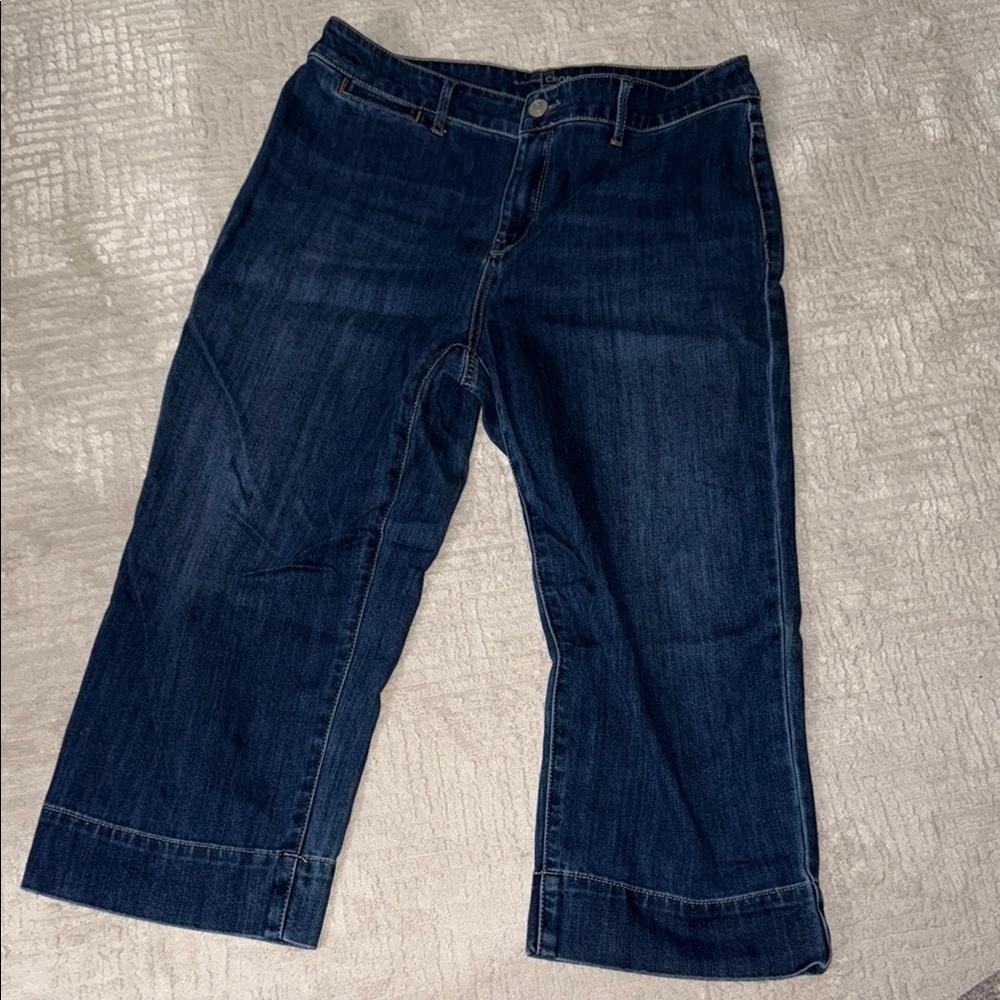 Dark blue capris the platinum Chico’s crop size 1 which fits like 8 springy